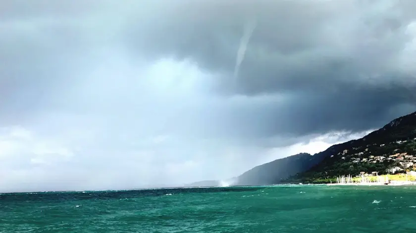 La tromba d'acqua di fronte a Barcola (foto di Damiano Gherdol)