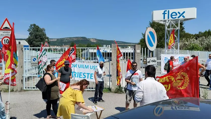 La mobiltazione davanti ai cancelli della Flex. Foto Lasorte