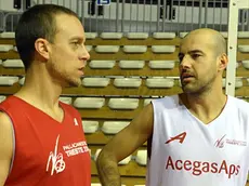 Foto Bruni 09.10.13 Basket Trieste :il nuovo arrivato Ryan Hoover con Carra