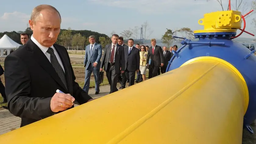 Il presidente russo Vladimir Putin mentre firma una pipeline