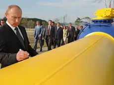 Il presidente russo Vladimir Putin mentre firma una pipeline