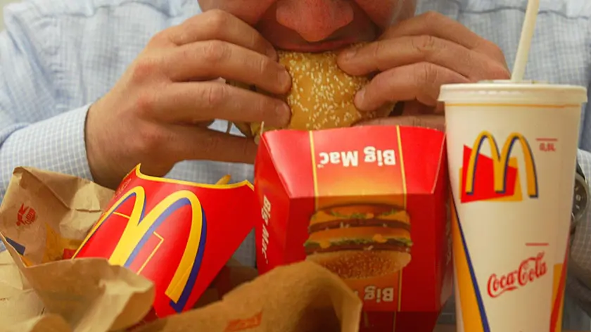 Un cliente alle prese con un Big Mac