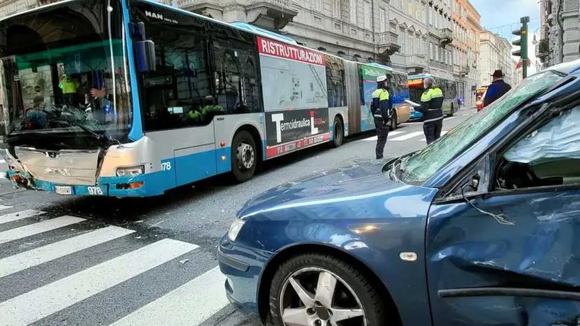 L’incidente di venerdì 4 dicembre all’incrocio tra via Mazzini e via San Spiridione. L’auto è finita sul marciapiedi vicino alle vetrine di “Corner”. Foto Andrea Lasorte