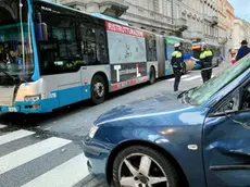 L’incidente di venerdì 4 dicembre all’incrocio tra via Mazzini e via San Spiridione. L’auto è finita sul marciapiedi vicino alle vetrine di “Corner”. Foto Andrea Lasorte