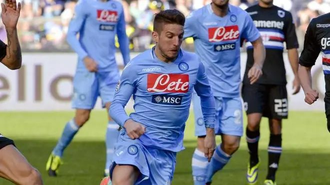 Dries Mertens, autore della doppietta vincente, in azione durante la partita di serie A Napoli-Sampdoria allo stadio San Paolo di Napoli, 6 gennaio 2014. ANSA / CIRO FUSCO