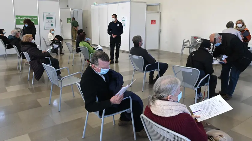 In fila per la vaccinazione in Porto vecchio