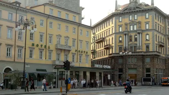 BRUNI TRIESTE 20 08 06 PIAZZA OBERDAN