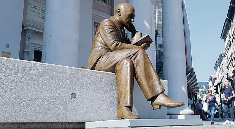 Lasorte Trieste 11/09/19 - Piazza della Borsa, Posizionamento Statua Gabriele D'Annunzio