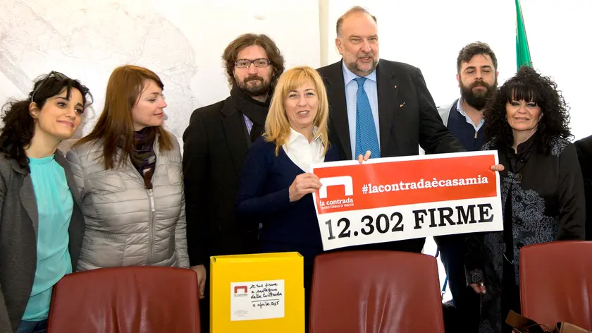 La foto di gruppo con il sindaco alla consegna delle firme della Contrada