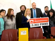 La foto di gruppo con il sindaco alla consegna delle firme della Contrada