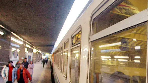 20041209 - ROMA - CRO - FUMO: DAL 12 DICEMBRE DIVIETO SU TUTTA FLOTTA TRENITALIA - Un'immagine d'archivio che mostra il simbolo di 'vietato fumare' su un vagone del treno Intercity in sosta nella stazione di Napoli Centrale. Dal 12 dicembre, in anticipo rispetto alla scadenza della nuova legge che entrera' in vigore dal prossimo 10 gennaio, verra' esteso a tutta la flotta di Trenitalia il provvedimento che vieta il fumo sui treni. Si conclude cosi' il percorso iniziato nell'aprile 2003 con la campagna ''Liberta' di non fumare'' sui treni del trasporto regionale e proseguito a marzo 2004 con l'estensione del divieto su treni Intercity plus ed Eurostar. CIRO FUSCO/ANSA-ARCHIVIO/TO