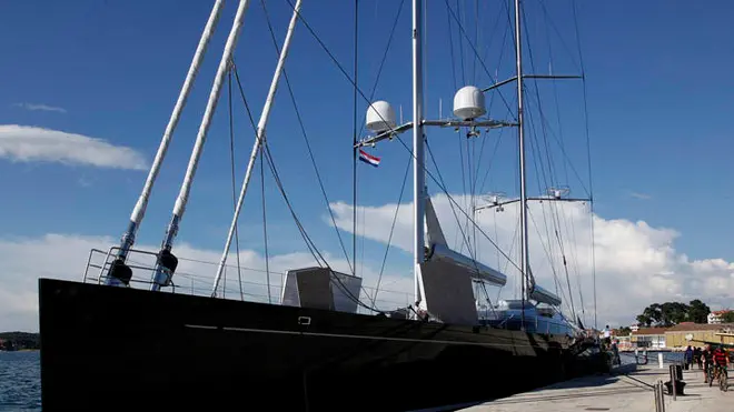 Rovinj, 070613. Nakon sto je prosle godine magnat Rupert Murdoch sa svojom jehtom boravio oko Brijuna i Rovinja, ove godine mu je jahta Vertigo ponovno usidrena u Rovinju. Rijec je o jahti dugackoj 68 metara, glavni jarbol je iste visine, a njena jedra hvataju vjetar povrsinom od 5 330 kvadrata.Cijena najma za tjedan je 295 000 eura. Foto: Goran Sebelic / CROPIX