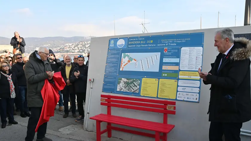 La panchina rossa alla Lega Navale di Trieste Foto di Francesco Bruni