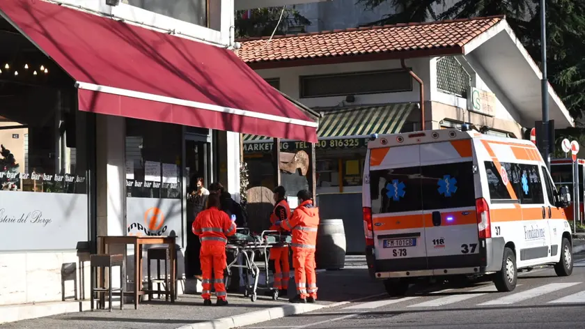 L'ambulanza all'esterno del ristorante: foto di Francesco Bruni
