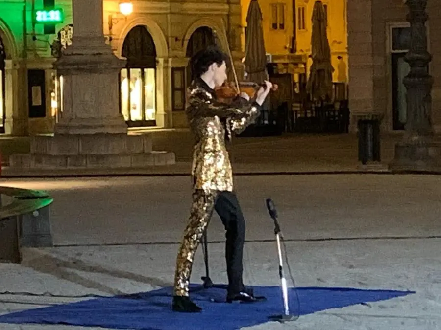 Il violinista Pierpaolo Foti durante il concerto omaggio a Trieste in lockdown