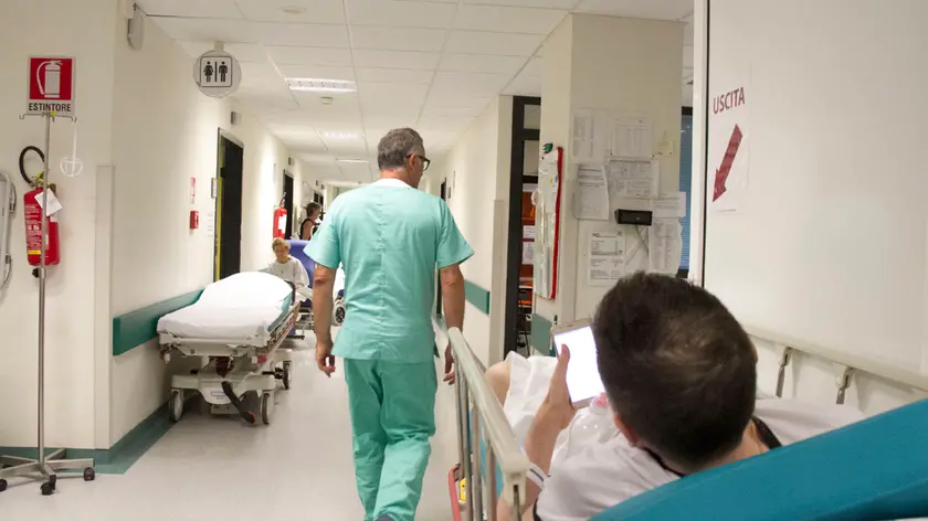 Medici in corsia nel pronto soccorso di un ospedale