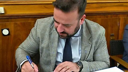 Il sindaco di Pola Zoricic firma il contratto. Foto Glas Istre