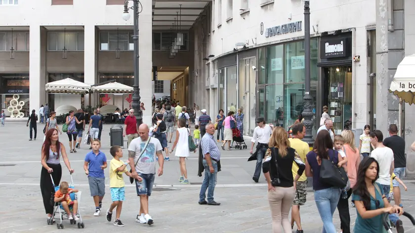 Gente a passeggio in centro città: solo il turismo viaggia bene