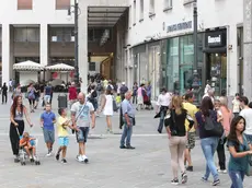 Gente a passeggio in centro città: solo il turismo viaggia bene