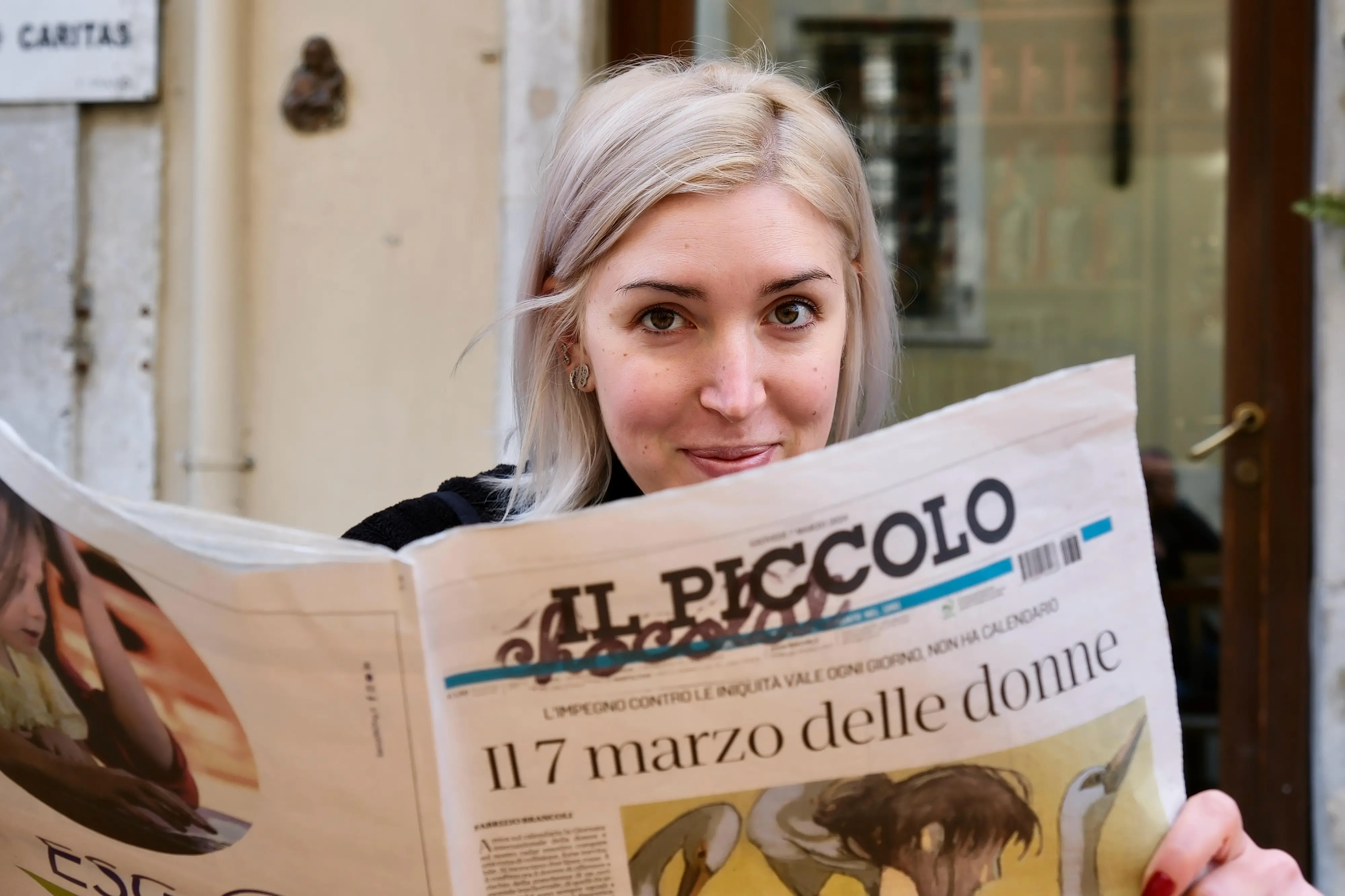 In questa carrellata di fotografie scattate da Massimo Silvano (a Trieste), Katia Bonaventura (Monfalcone) e Pierluigi Bumbaca (Gorizia) alcune reazioni di fronte alla speciale sovracopertina che oggi il nostro giornale dedica alle donne. L’8 marzo è domani, esatto. Ma con questa scelta abbiamo voluto rimarcare il fatto che di questa tematica occorre occuparsi tutto l’anno, non in occasione di tragici fatti e di ricorrenze. È questo il nostro impegno. Dunque, buon 7 marzo a tutte.
