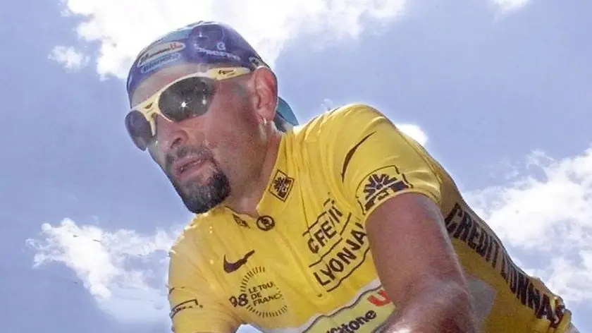 Una immagine d'archivio di Marco Pantani durante una tappa del Tour de France 1998. ANSA