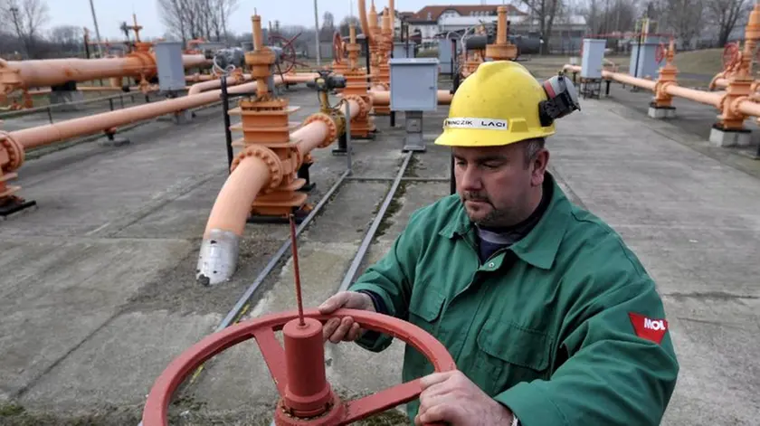 Un operaio ungherese lavora a una valvola di una centrale a gas della Mol