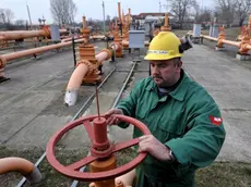 Un operaio ungherese lavora a una valvola di una centrale a gas della Mol