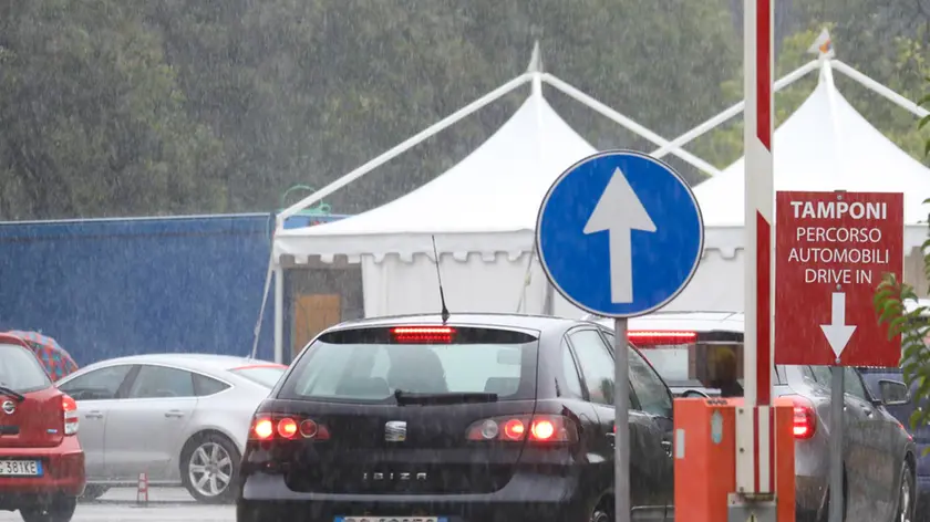 La coda di automobili in coda ieri mattina al drive-in del parco Basaglia (Foto Bumbaca)