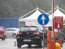 La coda di automobili in coda ieri mattina al drive-in del parco Basaglia (Foto Bumbaca)