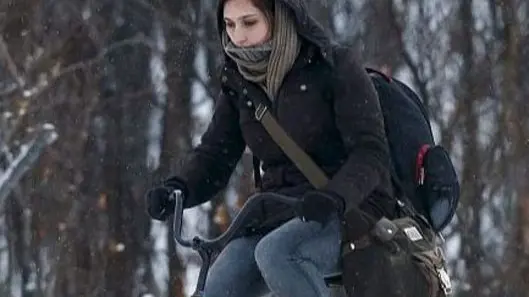 Two migrants on bicycles cross the border between Norway and Russia in Storskog near Kirkenes in Northern Norway, November 16, 2015. REUTERS/Cornelius Poppe/NTB Scanpix ATTENTION EDITORS - THIS IMAGE WAS PROVIDED BY A THIRD PARTY. FOR EDITORIAL USE ONLY. NOT FOR SALE FOR MARKETING OR ADVERTISING CAMPAIGNS. THIS PICTURE IS DISTRIBUTED EXACTLY AS RECEIVED BY REUTERS, AS A SERVICE TO CLIENTS. NORWAY OUT. NO COMMERCIAL OR EDITORIAL SALES IN NORWAY. NO COMMERCIAL SALES. - RTS7E2P