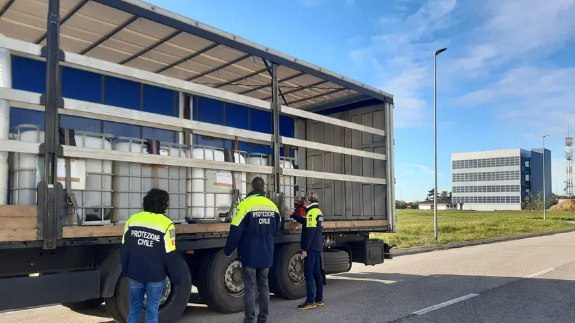 Il camion partito in questi giorni dalla sede della Pcr Fvg di Palmanova con la sostanza estinguente