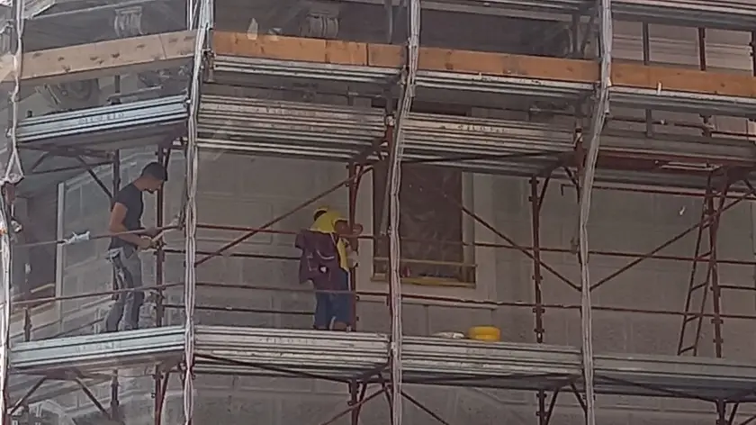 Operai al lavoro senza caschetto