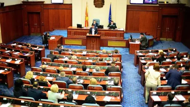 epa05314909 General view of the parliamentary session that was held following the decision of the Constitutional Court to stop all election activities, in Skopje, the Former Yugoslav Republic of Macedonia, 18 May 2016. The session reinstated two ministers of the ruling party and proposed changes to the Electoral Code. EPA/NAKE BATEV