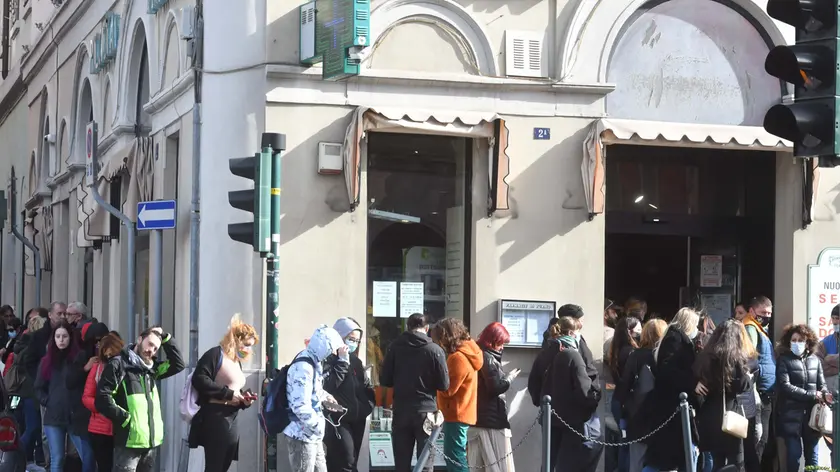 In coda alla Farmacia Picciola. Foto di Francesco Bruni