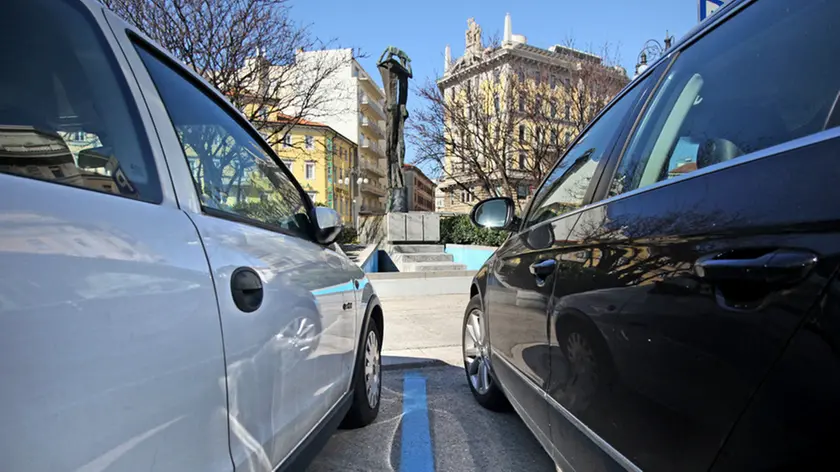 I parcheggi stretti di piazza Oberdan (Lasorte)