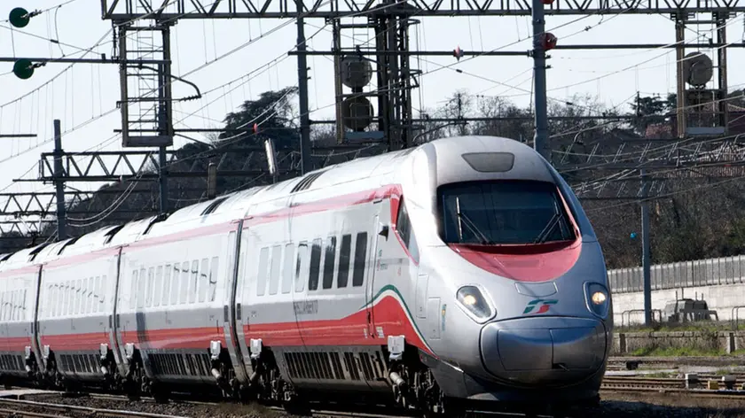 monselice 24/02/2014.ragazza di 15 anni finisce sotto un treno e perde un arto.nella foto : il passaggio di un trano vicino al luogo dell'impatto.ph zangirolami