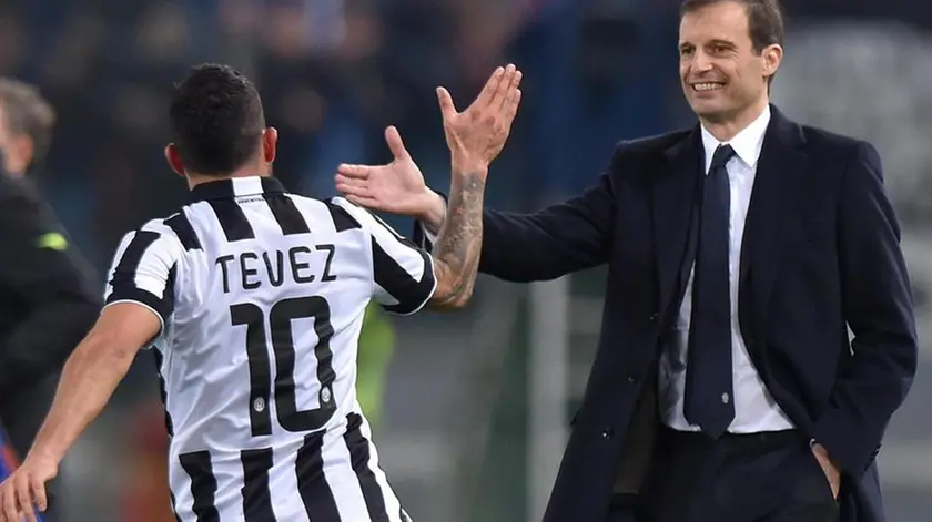 FC Juventus' Carlos Alberto Tevez celebrates with his head coach Massimiliano Allegri after scoring the 0-1 during the Italian Serie A soccer match between AS Roma and FC Juventus at the Olimpico stadium in Rome, Italy, 02 March 2015. ANSA/ETTORE FERRARI