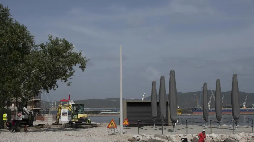 La spiaggia con gli ombrelloni anti-vento. Foto KATIA BONAVENTURA