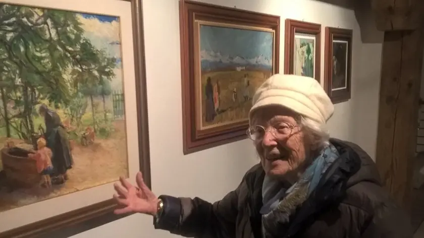 Cecilia Seghizzi, artista e docente goriziana, mentra visita la mostra “Nel segno di Klimt”