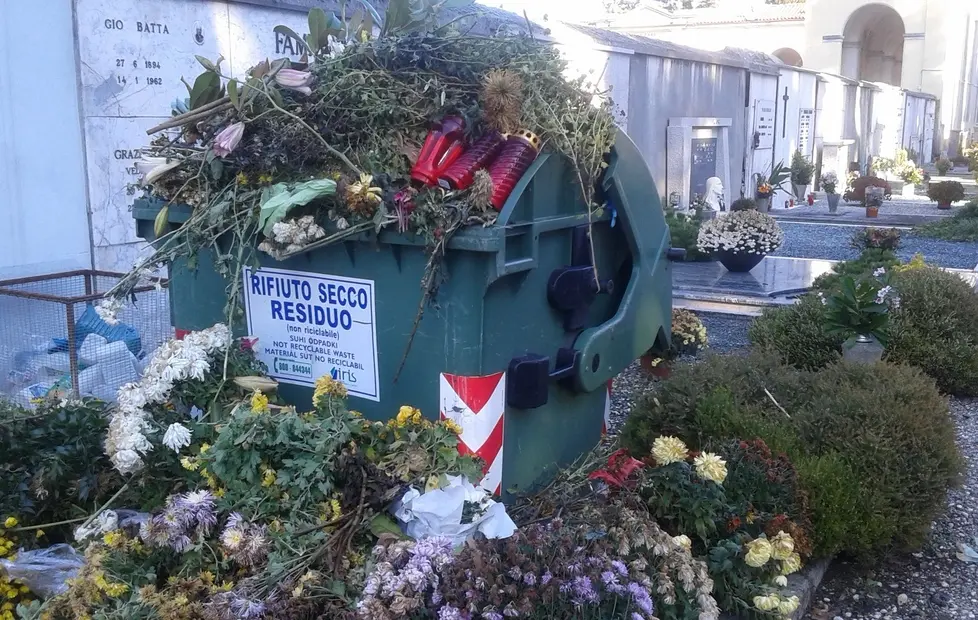 Altri rifiuti al cimitero di Cormons