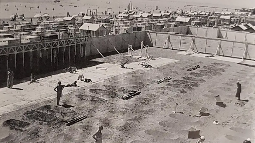 Il reparto sabbiature della spiaggia di Grado negli anni Sessanta