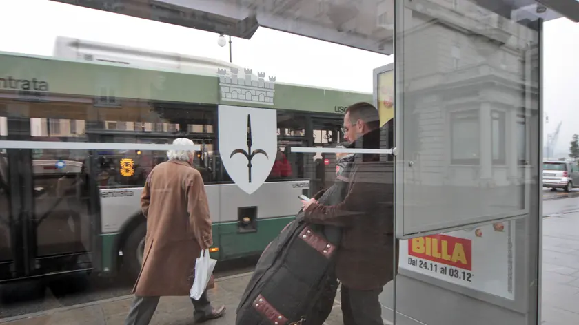 Una pensilina del bus, come quella imbrattata dal writer