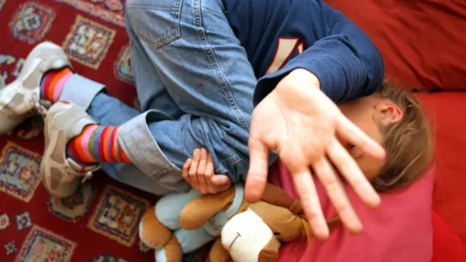 20061106 - PONTEDERA - PISA - CRO - PEDOFILIA: AUMENTO DENUNCE, MAGGIORANZA REATI IN FAMIGLIA. Una immagine simbolica della violenza sui minori. La pedofilia e le violenze sessuali sui minori restano reati in prevalenza 'familiari', anche se Internet ha contribuito ad aumentare le possibilita' di adescamento. E, nonostante lo sforzo delle autorita' di polizia, negli ultimi dieci anni le denunce sono aumentate: un dato che non significa necessariamente un aumento dei reati ma che comunque indica la presenza di un fenomeno tutt'altro che sconfitto, come dimostra l'operazione di oggi condotta dalla squadra mobile di Roma che ha portato all'emissione di 32 ordinanze di custodia cautelare. L'analisi emerge da un convegno sulla pedofilia e sugli altri reati a sfondo sessuale organizzato dalla polizia nella sede della Direzione centrale anticrimine (Dac) cui hanno partecipato esperti del settore, magistrati, poliziotti e psicologi. FRANCO SILVI - ANSA - KRZ