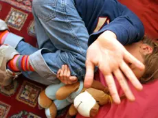 20061106 - PONTEDERA - PISA - CRO - PEDOFILIA: AUMENTO DENUNCE, MAGGIORANZA REATI IN FAMIGLIA. Una immagine simbolica della violenza sui minori. La pedofilia e le violenze sessuali sui minori restano reati in prevalenza 'familiari', anche se Internet ha contribuito ad aumentare le possibilita' di adescamento. E, nonostante lo sforzo delle autorita' di polizia, negli ultimi dieci anni le denunce sono aumentate: un dato che non significa necessariamente un aumento dei reati ma che comunque indica la presenza di un fenomeno tutt'altro che sconfitto, come dimostra l'operazione di oggi condotta dalla squadra mobile di Roma che ha portato all'emissione di 32 ordinanze di custodia cautelare. L'analisi emerge da un convegno sulla pedofilia e sugli altri reati a sfondo sessuale organizzato dalla polizia nella sede della Direzione centrale anticrimine (Dac) cui hanno partecipato esperti del settore, magistrati, poliziotti e psicologi. FRANCO SILVI - ANSA - KRZ