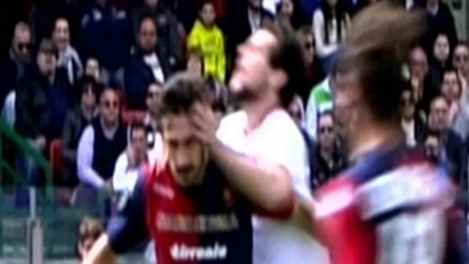 Il contatto tra l'attaccante della Roma Destro e il difensore del Cagliari, Astori ANSA/FERMO IMMAGINE SKY +++EDITORIAL USE ONLY - NO SALES - NO TV+++
