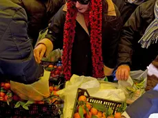 Folla per la distribuzione di frutta e verdura gratis, oggi 26 gennaio 2012 in piazza del Camine a Napoli, organizzata dalla Coldiretti che ha offerto prodotti rimasti invenduti a causa del blocco dei Tir e che rischiavano di marcire nei depositi dei produttori agricoli. ANSA / CIRO FUSCO