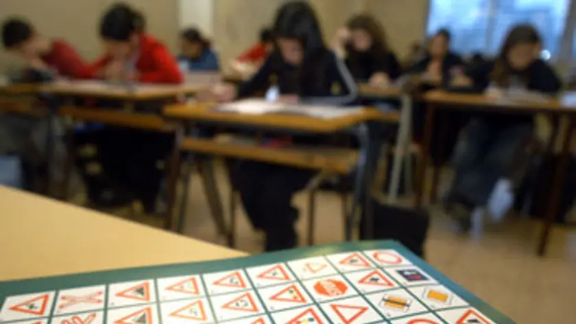 Allievi alle prese con una lezione teorica di scuola guida