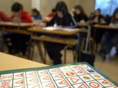 Allievi alle prese con una lezione teorica di scuola guida