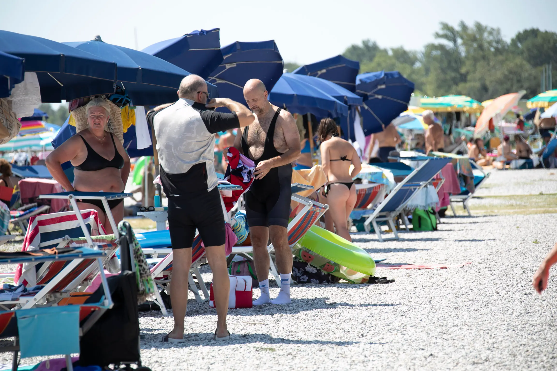 Stabilimenti balneari pieni a Marina Julia. In tanti, compresi turisti stranieri provenienti dalla Francia e dalla Germania, hanno deciso di trascorrere la giornata di Ferragosto nel lido di Monfalcone. Fotoservizio di Katia Bonaventura
