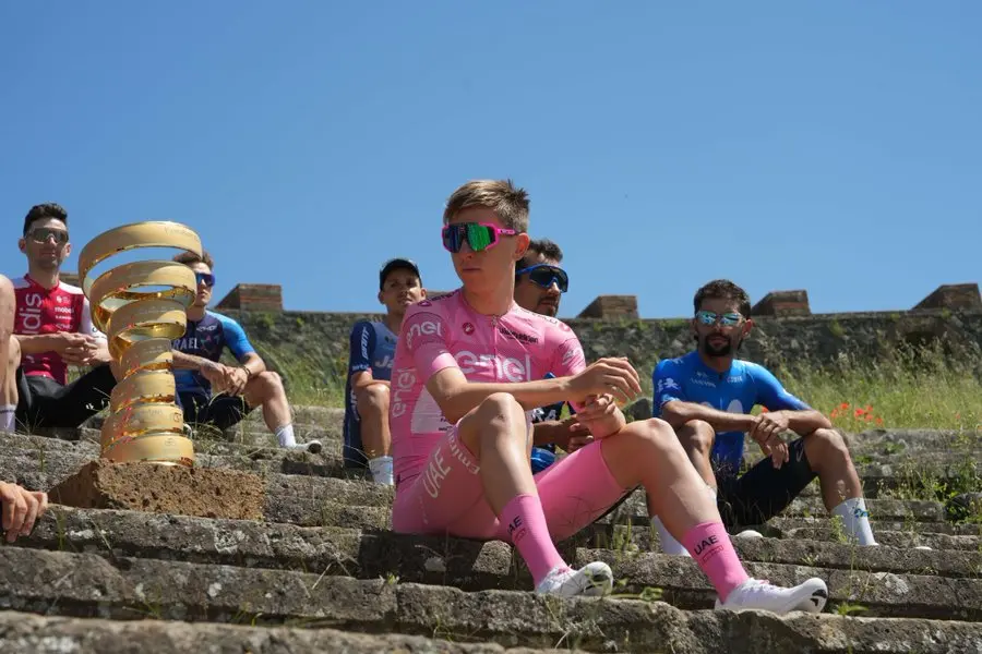 Tadej Pogacar in maglia rosa alla partenza dall'anfiteatro di Pompei